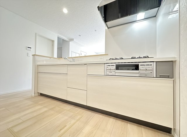 【キッチン】 | 志木市本町2丁目　新築一戸建住宅　全2棟　(志木本店) | 家族の会話が自然と生まれる対面キッチンからリビング全体が見渡せるので、お料理中もお子様の様子を見守ることができます。