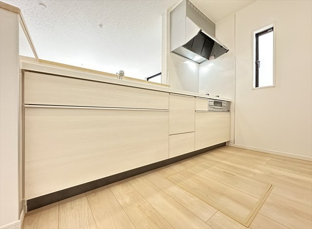 【キッチン】 | 志木市本町2丁目　新築一戸建住宅　全2棟　(志木本店) | 奥に入ってる物もサッと取り出しやすいスライド収納は奥まで一目で確認できるので調味料などの在庫管理にも便利です。