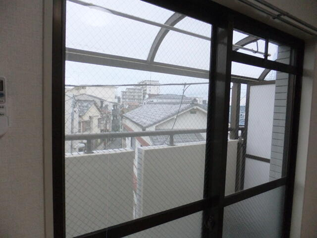 室内より東方向性を見る