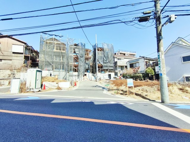板橋区中台1丁目 全3棟 D号棟の前面道路含む現地写真|開発道路は約4.6ｍ
開発道路内は居住者以外の車通りが少なくお子様が家の前で遊んでも安心♪
居住者様同士の交流の場にもなります