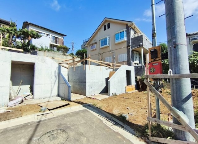 板橋区中台1丁目 全3棟 D号棟の前面道路含む現地写真|美しい佇まいが目を引く全3邸
只今一生懸命建築中です
ご見学・詳細はお気軽に城北不動産までお問い合わせください♪♪