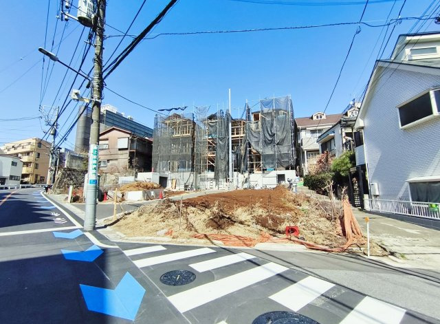 板橋区中台1丁目 全3棟 D号棟の前面道路含む現地写真|美しい佇まいが目を引く全3邸
只今一生懸命建築中です
ご見学・詳細はお気軽に城北不動産までお問い合わせください♪♪