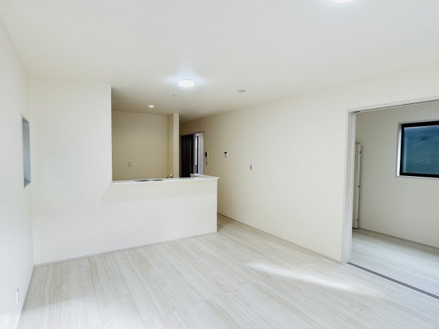 八王子市　川口町　新築一戸建て　４６期の居間・リビング|～15.75帖の明るいLDKで、家族団欒の時間をお過ごしいただけます～