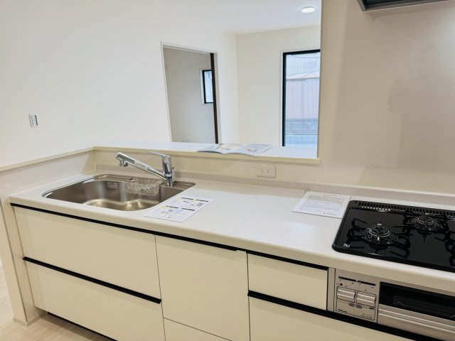 八王子市　川口町　新築一戸建て　４６期のキッチン|～３口コンロと広い調理台でお料理が捗ります～