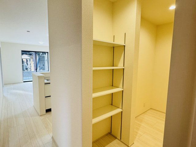 八王子市　川口町　新築一戸建て　４６期のキッチン|～キッチン裏側には、大容量収納可能なパントリーがあります～