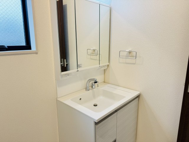 八王子市　川口町　新築一戸建て　４６期の独立洗面台|～３面鏡付きの独立洗面台　細々している物をスッキリ収納出来ます～