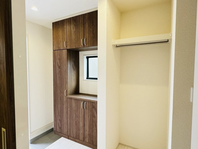 八王子市　川口町　新築一戸建て　４６期の玄関|～玄関には便利なコート掛けを設置～