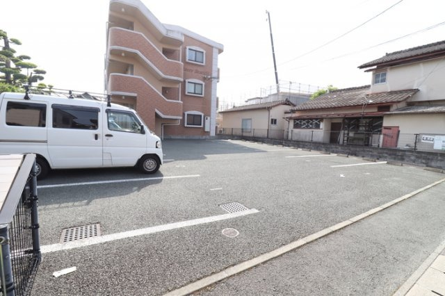 熊本市南区近見６丁目の賃貸マンションの駐車場