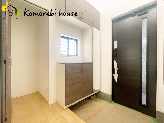 大宮今羽町　2期　新築一戸建て　グリーンガーデン　Jの玄関|明るい玄関です