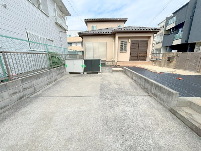 三津屋南1丁目・貸家の駐車場