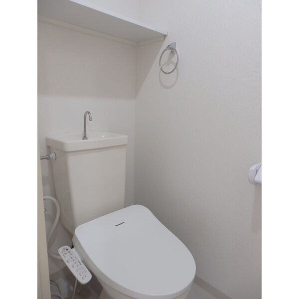 ユニーブル六甲　南棟のトイレ|ゆったりとした空間のトイレです