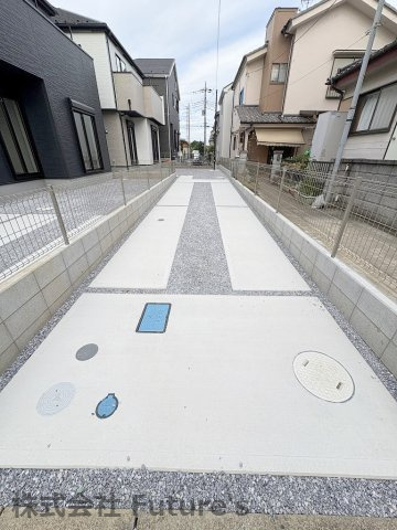 吉川市道庭2丁目　新築戸建　全2棟　2号棟の前面道路含む現地写真|カースペース縦列2台可能