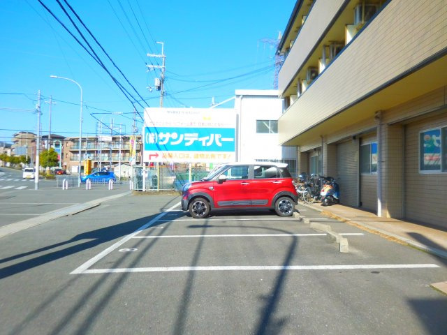 ファミール3号館の駐車場