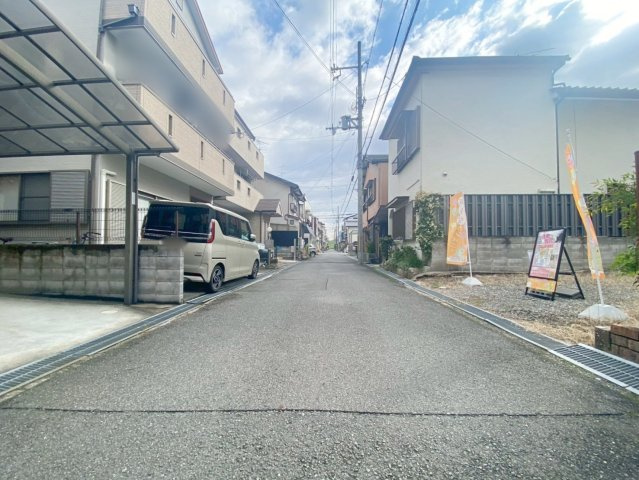 淀の原町　建築条件無し土地の前面道路含む現地写真|物件のことはもちろん、教育施設・スーパー・商業施設・公園・公共機関といった周辺の住環境も車でご案内します。ぜひ現地で暮らしやすさなどイメージしてください！