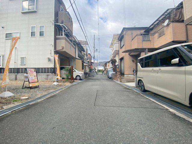 淀の原町　建築条件付き土地の前面道路含む現地写真|物件のことはもちろん、教育施設・スーパー・商業施設・公園・公共機関といった周辺の住環境も車でご案内します。ぜひ現地で暮らしやすさなどイメージしてください！