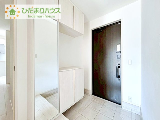 【玄関】 | つくば市さくらの森　中古戸建 | 収納力のあるシューズボックスは姿見付き！
お出掛け前に身だしなみをチェックしましょう！