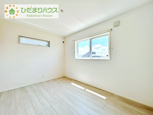 【洋室】 | つくば市さくらの森　中古戸建 | 窓が多く、明るい空間を演出してくれます(*^^*)