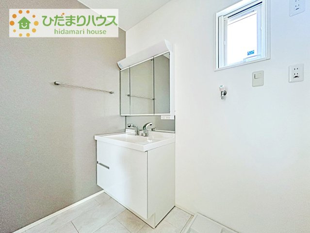 【独立洗面台】 | つくば市さくらの森　中古戸建 | 三面鏡の大きな鏡は憧れます(^^♪
鏡の後ろは収納となっていて、細かいものでも収納できるのでスッキリと整理できます！