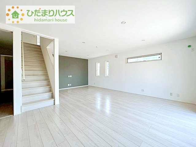 【居間・リビング】 | つくば市さくらの森　中古戸建 | リビングを通って2階に上がるリビングイン階段で、コミュニケーションがとりやすい☆