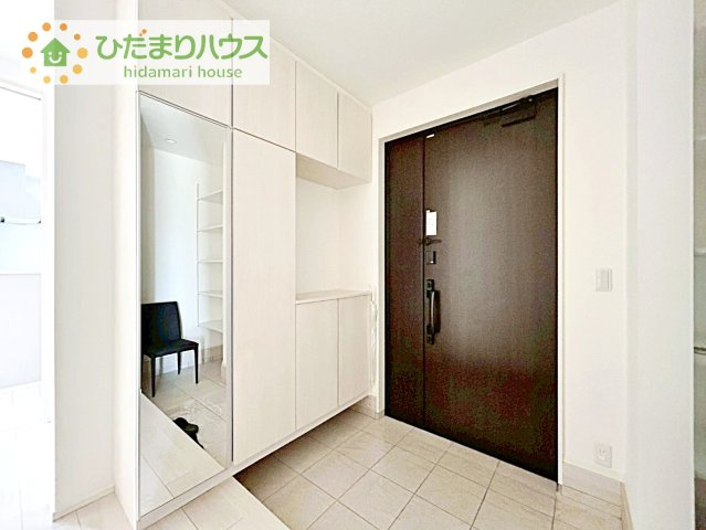 【玄関】 | つくば市さくらの森　中古戸建 | 玄関が広いので親子で並んで仲良く靴が履けますね(^^)/