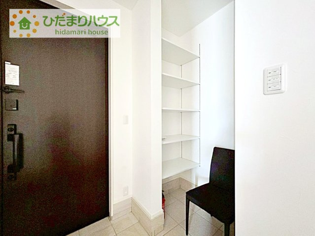 【収納】 | つくば市さくらの森　中古戸建 | シューズインクローゼットは、靴以外にもゴルフバックやベビーカーを置くことができ、
散らかりがちな玄関もスッキリします。