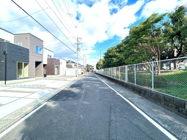 駿河区中島20期　新築戸建　全３棟　２号棟の前面道路含む現地写真