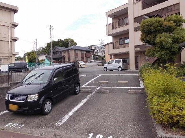 セゾン朝霧の駐車場