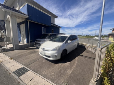【駐車場】 | 高島市勝野1044-7　中古戸建 | 駐車は3台可能です。