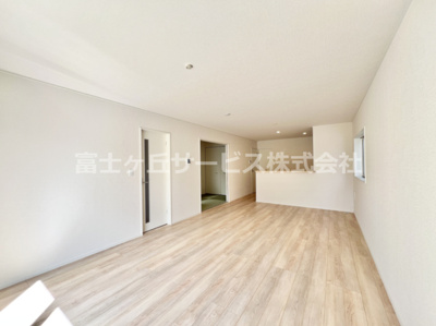 【居間・リビング】 | 沼津市大塚 13期 新築一戸建て 1号棟 | 19帖のリビングダイニングです