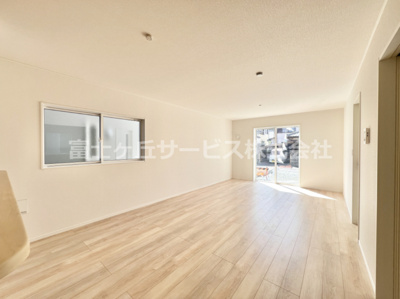 【居間・リビング】 | 沼津市大塚 13期 新築一戸建て 1号棟 | ゆったりとした居間です