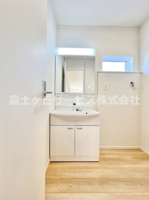 【独立洗面台】 | 沼津市大塚 13期 新築一戸建て 1号棟 | 独立洗面台、朝の身支度には欠かせません