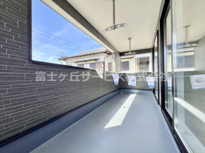 【バルコニー】 | 沼津市大塚 13期 新築一戸建て 1号棟 | 開放的で明るい空間を演出してくれるバルコニーです