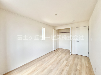 【洋室】 | 沼津市大塚 13期 新築一戸建て 1号棟 | 6.7帖の洋室です