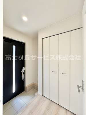 【玄関】 | 沼津市大塚 13期 新築一戸建て 1号棟 | ゆったりとした玄関です