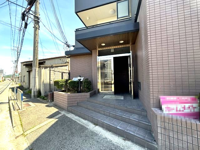 ベルメゾン一須賀Ⅰ号館のエントランス