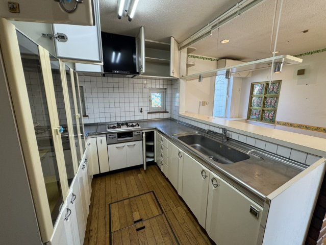 店舗にも離れにも！釧路町若葉で自由な発想を叶える家♪のキッチン|収納豊富な広々キッチンで快適調理。