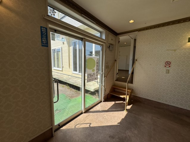 店舗にも離れにも！釧路町若葉で自由な発想を叶える家♪の内装|店舗入り口、お客様を快適にお迎え♪