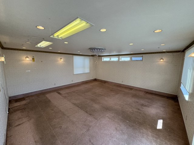 店舗にも離れにも！釧路町若葉で自由な発想を叶える家♪の内装|多目的に使える広々空間、照明も充実。