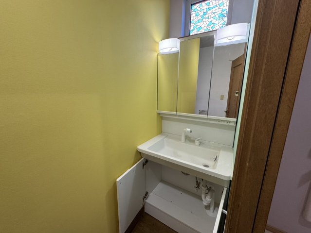 店舗にも離れにも！釧路町若葉で自由な発想を叶える家♪の独立洗面台|黄色の壁とステンドグラス窓が特徴的な洗面台◎
