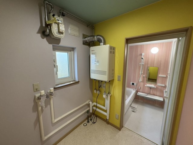 店舗にも離れにも！釧路町若葉で自由な発想を叶える家♪の洗面所|脱衣室、快適な給湯設備完備。