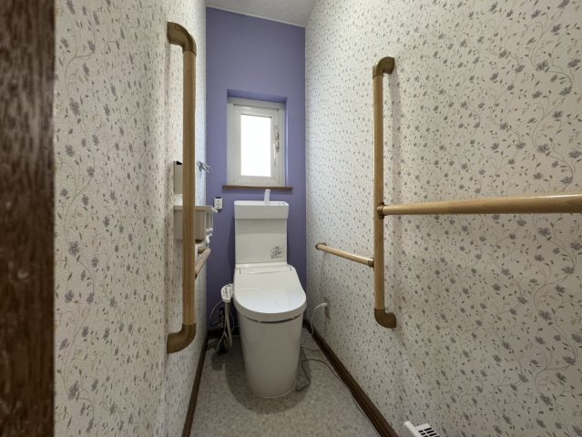 店舗にも離れにも！釧路町若葉で自由な発想を叶える家♪のトイレ|手すり完備！安心快適なトイレ空間。