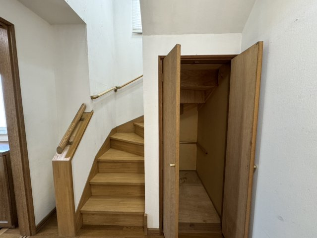 店舗にも離れにも！釧路町若葉で自由な発想を叶える家♪の内装|階段下収納付き！明るく便利な空間。