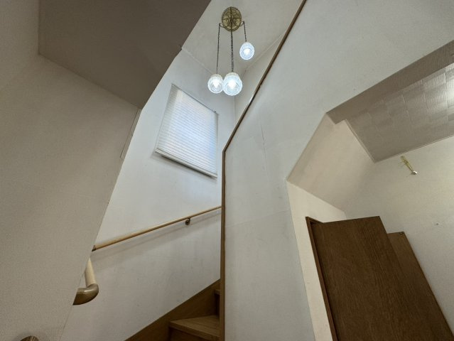 店舗にも離れにも！釧路町若葉で自由な発想を叶える家♪の内装|窓と照明で明るい、デザイン階段。
