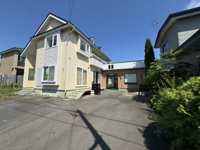 店舗にも離れにも！釧路町若葉で自由な発想を叶える家♪の外観|店舗と住居、広い駐車スペースが魅力♪