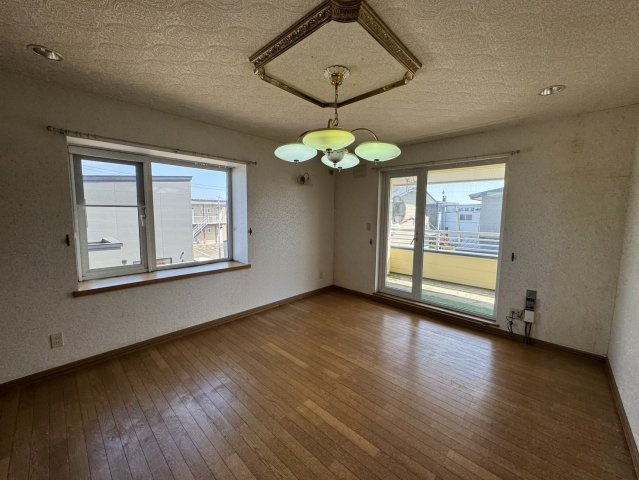 店舗にも離れにも！釧路町若葉で自由な発想を叶える家♪の洋室|陽光降り注ぐ、明るい洋室空間。