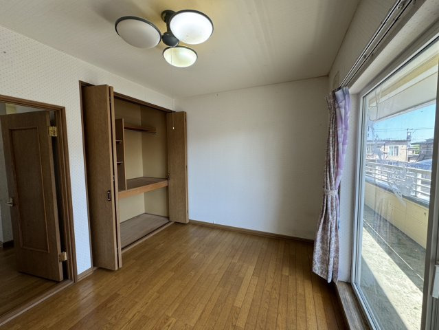 店舗にも離れにも！釧路町若葉で自由な発想を叶える家♪の洋室|大容量クローゼット付き、陽当たりの良い洋室。