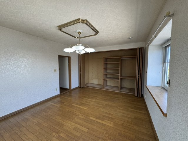 店舗にも離れにも！釧路町若葉で自由な発想を叶える家♪の洋室|整理整頓しやすい、大容量クローゼット。