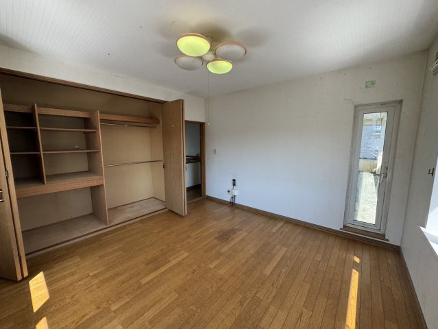 店舗にも離れにも！釧路町若葉で自由な発想を叶える家♪の洋室|バルコニーと収納付き、明るい洋室。