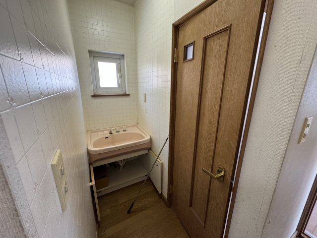 店舗にも離れにも！釧路町若葉で自由な発想を叶える家♪の独立洗面台|窓付きの洗面スペース、明るく快適♪