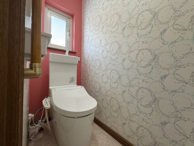 店舗にも離れにも！釧路町若葉で自由な発想を叶える家♪のトイレ|デザイン壁紙が映える、窓付きトイレ。